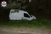 fot. stojący na skraju lasu samochód m. Citroen