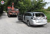 fot. na poboczu rozbity opel i pojazd ciężarowy - samochody biorące udział w zdarzeniu
