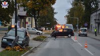 miejsce wypadku drogowego , rozbity volkswagen, w tle drugie auto biorące udział w zdarzeniu marki Opel