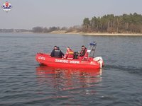 pływający na łódce  policjanci i ratownicy WOPR