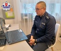 policjant przy komputerze podczas prelekcji