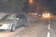 zaśnieżona droga, na poboczu volkswagen z rozbitą przednią szybą, w tle pojazdy służb ratunkowych