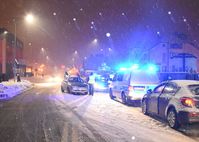 zaśnieżona ulica, miejsce kolizji, stojące na jednym z pasów jezdni policyjne radiowozy i samochód marki Daewoo
