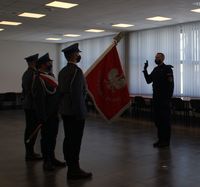 policjant podczas ślubowania, sztandar Komendy Miejskiej Policji w Zamościu wraz z pocztem sztandarowym