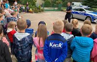 policjant w czasie spotkania z przedszkolakami