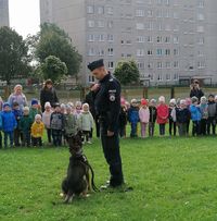 policjant z psem służbowym podczas spotkania z przedszkolakami