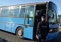 policjanci podczas kontroli autobusu